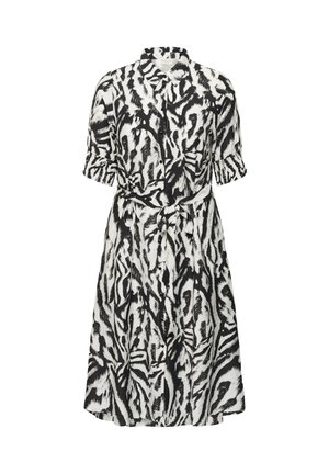 Robe midi imprimé zèbre en noir et blanc avec manches courtes, fermeture boutonnée sur le devant, col et ceinture nouée à la taille.