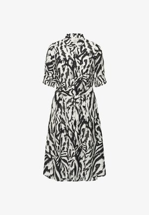 Robe midi imprimé zèbre en noir et blanc avec manches courtes, fermeture boutonnée sur le devant, col et ceinture nouée à la taille.