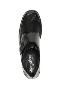 Scarpa in pelle nera con finitura liscia e cinturino in velcro. Presenta una punta rotonda e una soletta imbottita etichettata "Rieker Antistress."