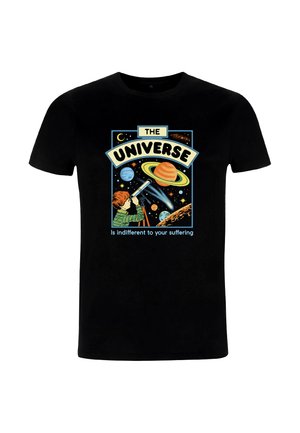 Zwart t-shirt met een kleurrijke afbeelding van planeten en een telescoop. Tekst: "HET UNIVERSUM is onverschillig voor jouw lijden."