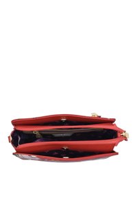 Rote Lederhandtasche mit zwei Reißverschlussfächern, floral gemustertem Innenfutter und goldenen Hardware-Akzenten. Glatte Textur und strukturiertes Design.