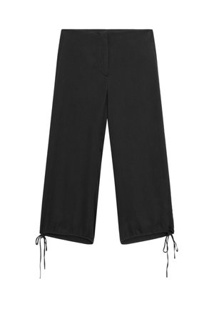 Schwarze, kurz geschnittene, weit geschnittene Hosen mit Kordelzug am Saum und einem glatten Bund, auf weißem Hintergrund dargestellt.