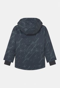 Ciemnoniebieska kurtka z kapturem, o teksturowanym wzorze składającym się z poziomych linii i abstrakcyjnych kształtów. Mankiety są czarne; design jest minimalistyczny.