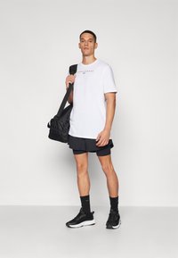 Under Armour STACKED LOGO  - Základné tričko - white/black