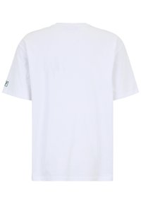 Camiseta de algodón blanca con mangas cortas, cuello redondo y un detalle de logo en la manga izquierda. Textura suave, diseño simple.