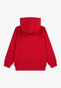 Κόκκινο φούτερ με κουκούλα και επένδυση, κατασκευασμένο από μαλακό ύφασμα. Διαθέτει ριμπ μανσέτες και τελείωμα, με απλό σχέδιο χωρίς εμφανή λογότυπα ή σχέδια.