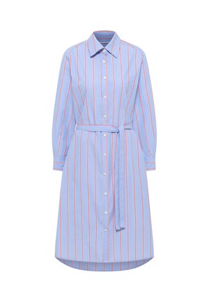 Hellblaues, langärmeliges Hemdkleid mit roten vertikalen Streifen, durchgehender Knopfleiste, spitzem Kragen und Taillengürtel zum Binden.