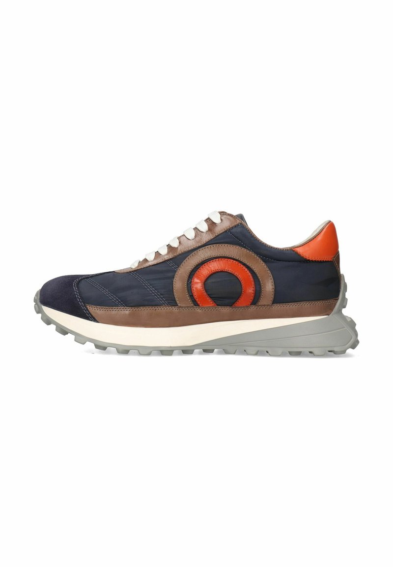 Sportlicher Sneaker mit einem Obermaterial aus navy-blauem Stoff, braunen Lederakzenten, einem orangefarbenen runden Logo, weißen Schnürsenkeln und einer robusten grauen Laufsohle.