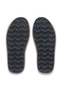 Semelles de chaussures en caoutchouc noir avec un motif de semelle en zigzag, s'étendant jusqu'aux bords marron. Texture de surface lisse avec des lignes de grip définies.