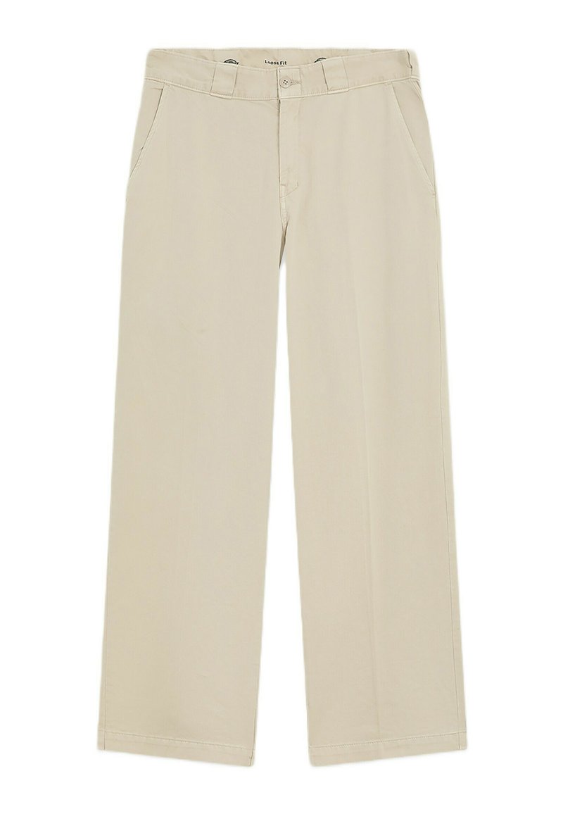 Pantaloni beige a vestibilità ampia con tasche laterali, passanti per cintura e chiusura con bottoni, mostrati stesi su sfondo bianco.