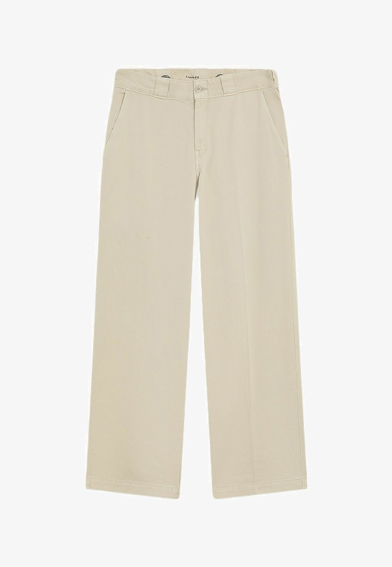 Pantaloni beige a vestibilità ampia con tasche laterali, passanti per cintura e chiusura con bottoni, mostrati stesi su sfondo bianco.