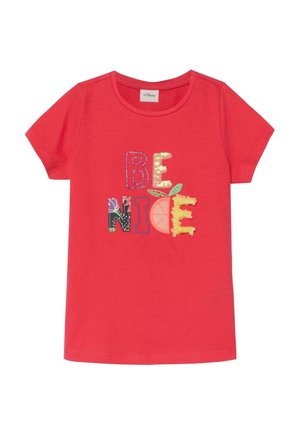 Rotes Kurzarm-T-Shirt mit dem Schriftzug „BE NICE“ in bunten, gemusterten Buchstaben und einem Zitronenscheibendesign auf der Vorderseite in der Mitte.