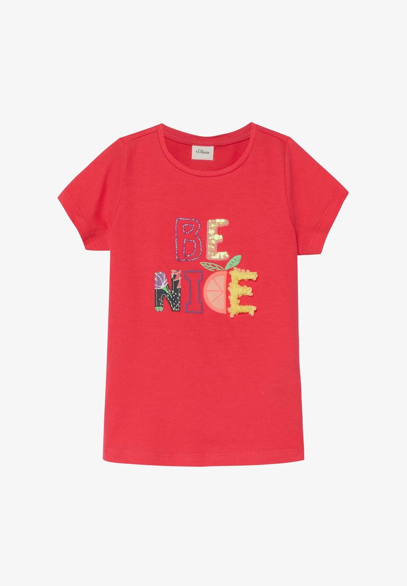 T-shirt rouge à manches courtes avec le texte « BE NICE » en lettres colorées aux motifs variés et un motif de tranche de citron au centre devant.