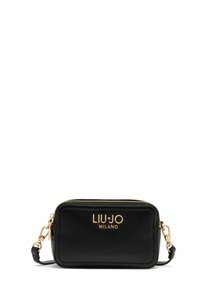 Borsa a tracolla nera in pelle con logo dorato "LIUJO MILANO", forma rettangolare, chiusura con zip e tracolla rimovibile. Texture liscia.
