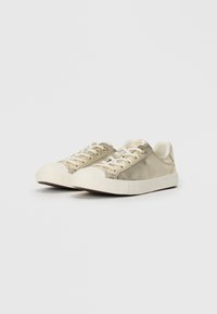 Lage sneakers in metallic gouden stof met witte rubberen zolen. Voorzien van gouden oogjes en veters, een gladde textuur en een canvas ontwerp.