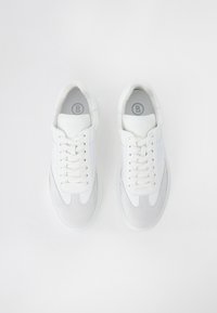 Sneaker bianche con suede e pelle liscia, dotate di chiusura con lacci, punta rotonda e logo sulla soletta.