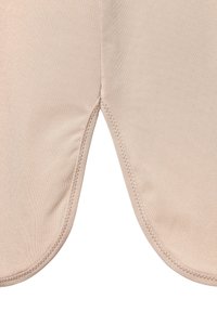 Hautfarbiges Stoffkleidungsstück mit glatter, matter Textur. Es hat einen abgerundeten Saum mit Nähten entlang der Kanten für ein sauberes Finish.