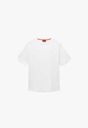 Tricou alb din bumbac, cu decolteu rotund, mâneci scurte și un mic logo pe piept. Prezintă un tiv contrastant portocaliu în interiorul gulerului.