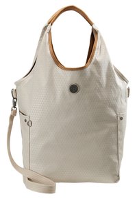 Beige tote taske med tekstureret trekantet mønster, brune top håndtag, front metal logo badge, sidelommer og aftagelig skulderrem.