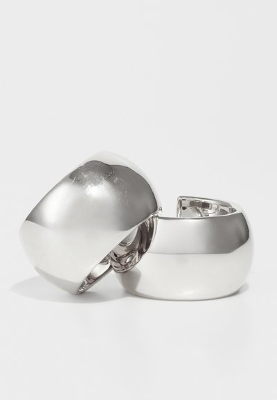 Uncommon Matters SCULPTURAL LARGE CREOLE - Σκουλαρίκια - silver-coloured