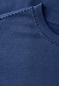 Mörkblå bomulls t-shirt med rund halsringning, som har en jämn textur och synlig, prydlig sömnad längs kragen och axelsömmarna.