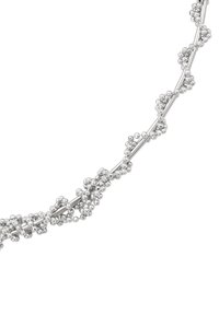 Collana in argento con sezioni tubolari collegate tra loro, decorate con piccole perline sferiche, che creano un design elegante e testurizzato.