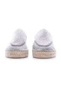 Scarpe slip-on grigie con punta arrotondata, cuciture decorative e suola in corda di juta, caratterizzate da una superficie liscia e da un design minimale.