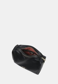 Zwarte leren tas met gouden hardware, ritsluiting en een oranje interieur. Voorzien van een binnenzak voor organisatie.