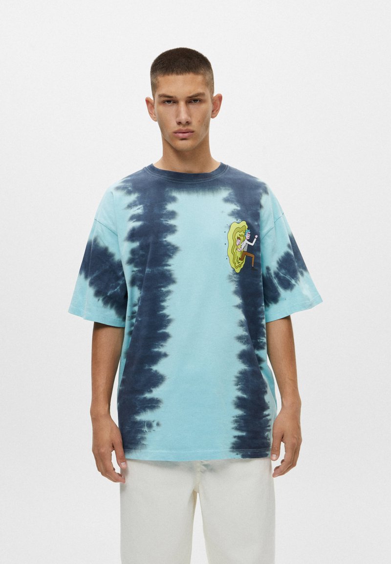 PULL&BEAR RICK AND MORTY PRINT Tshirts print blue/grey/blågrå
