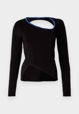 Camisa negra de manga larga con un escote recortado único, detalles de costura azul y un diseño frontal retorcido con una caída elegante.