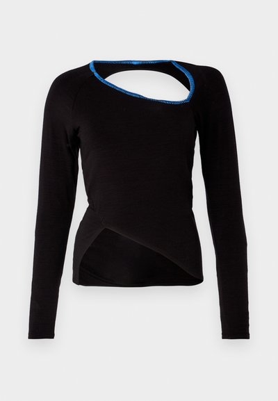 Maglietta nera a maniche lunghe con un collo tagliato unico, accento di cucitura blu e un design frontale attorcigliato con un dettaglio drappeggiato.