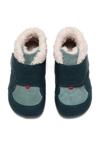 Scarpe da bambino in pelle color turchese con fodera in pile, dotate di una punta in camoscio verde chiaro e un volto di coniglio impresso sul lato. Accento rosso sulla cinghia.