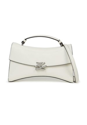 Fehér bőrtáska ívelt alsó szegéllyel, felső fogantyúval, levehető vállpánttal és ezüst dekoratív csattal az első fedőlapon.