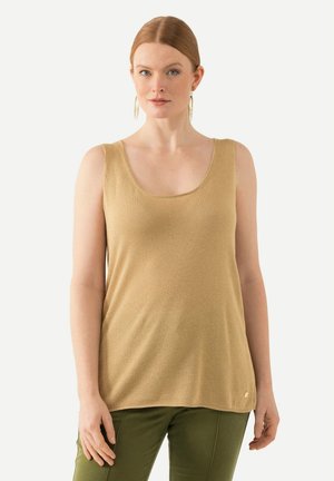 Top senza maniche di colore oro realizzato in un morbido tessuto testurizzato, con scollatura a barchetta e un piccolo dettaglio decorativo all'orlo.
