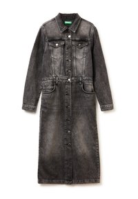 Czarna sukienka dżinsowa z długimi rękawami, zapinana na guziki z przodu, z dwiema kieszeniami na piersiach oraz paskiem w talii, z subtelną, przygaszoną strukturą.