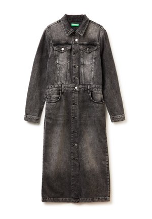 Vestido de mezclilla negra con mangas largas, cierre frontal de botones, dos bolsillos en el pecho y cinturón en la cintura, con una sutil textura desgastada.
