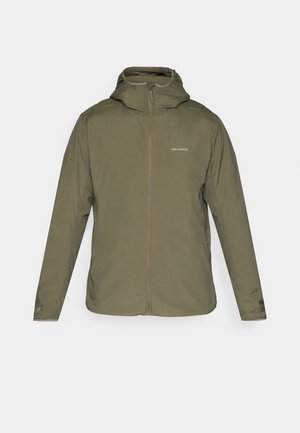 Olivenfarget, lett jakke med glidelås foran, justerbar hette og diskret merke. Glatt tekstur med lange ermer og ingen synlige lommer.