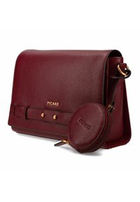 Borsa a tracolla in pelle testurizzata bordeaux con hardware dorato, dotata di chiusura a pattina, tracolla regolabile e portamonete rotondo coordinato.