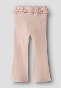 Pantalons évasés rose clair avec une texture douce et une taille élastique froncée. Tissu lisse sans motifs ni accents visibles.