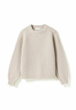 Lyse beige blød strikket rundhalset trøje med lange ærmer og ribkanter ved ærmer og kant, vist fladt på en hvid baggrund.