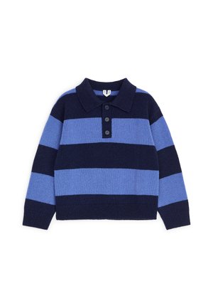 Pull en maille à manches longues avec larges rayures horizontales bleu marine et bleu et patte de col à trois boutons.