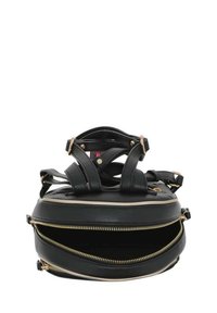 Sac en cuir noir avec plusieurs compartiments zippés, design arrondi, zippers dorés et des détails uniques sur la sangle en haut.