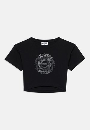 Sort cropped T-shirt med korte ærmer og cirkulært "MOSCHINO" tekstmønster i metallisk sølv på fronten.