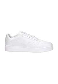 Zapatillas de cuero blancas con un diseño de corte bajo, punta redondeada y paneles laterales texturizados. La suela es plana con patrones de goma sutiles.