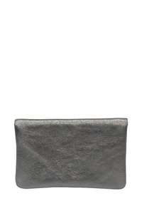 Pochette métallique argentée avec une texture lisse, de forme rectangulaire et un design à rabat. Pas de matériel ou d'accents visibles.