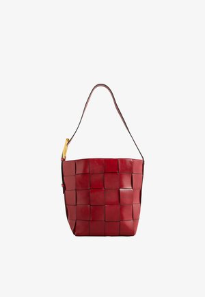 Love & Roses, OVERSIZED WEAVE BUCKLE SHOULDER BAG - Håndtasker - red
