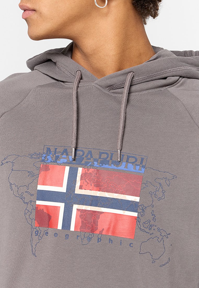 Felpa grigia con cappuccio, caratterizzata da una grafica centrale della bandiera norvegese su un contorno di mappa, con testo blu sovrapposto e cappuccio con cordino.