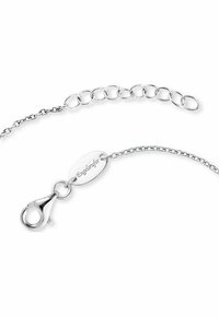 Bracciale a catena in argento sterling con chiusura a moschettone e un'etichetta ovale. Presenta piccoli anelli rotondi e un dettaglio di lunghezza regolabile.
