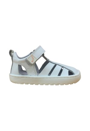 Sandalia infantil de cuero blanco con cierre de velcro ajustable, laterales y puntera abiertos, y suela flexible y con textura.