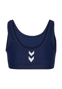Granatowy stanik sportowy z okrągłym dekoltem, szerokimi ramiączkami i trzema białymi chevronami na przodzie, wykonany z elastycznego materiału.